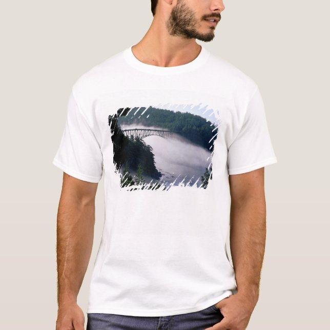 Dimma driver under Deception Pass-bron vid Tee Shirt (Framsida)
