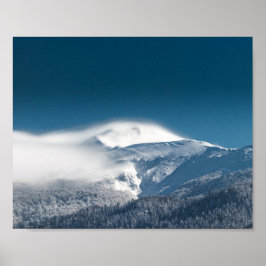 Dimma moln över det snöiga berget Snežnik, Sloveni Poster