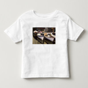 Dimma omger fyra båtar vid kajen. t shirt