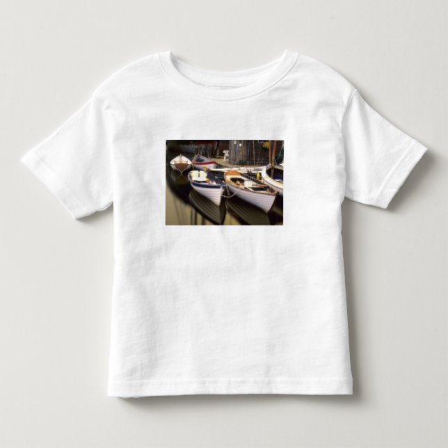 Dimma omger fyra båtar vid kajen. t shirt (Framsida)