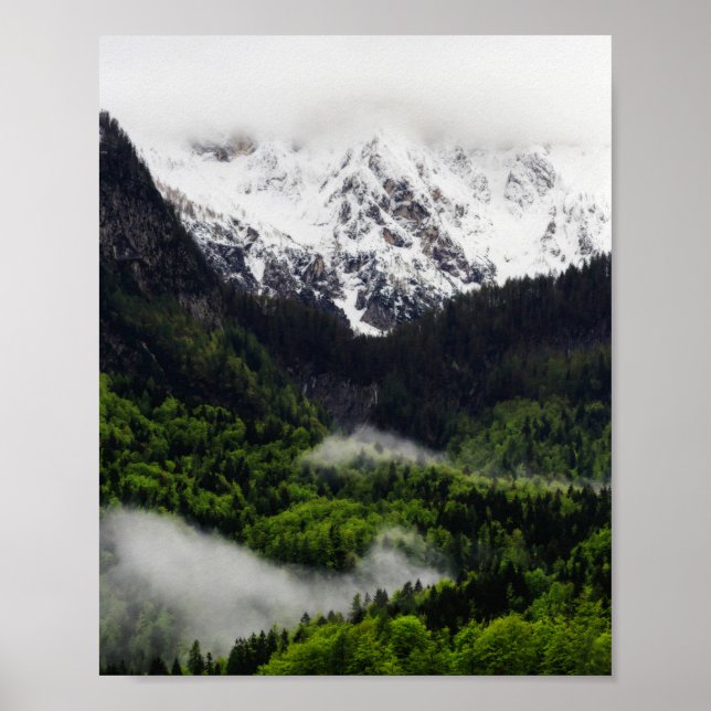 Dimma rullar genom skog nedanför bergen poster (Framsidan)