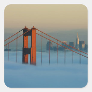 Dimma rullar in över San Francisco-bukten Fyrkantigt Klistermärke