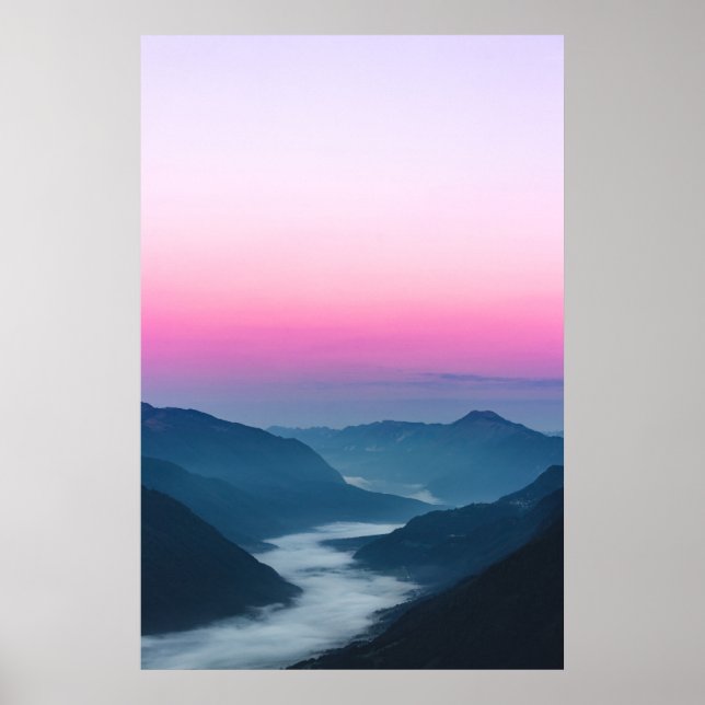 dimma som rinner genom berg vid soluppgången poster (Framsidan)