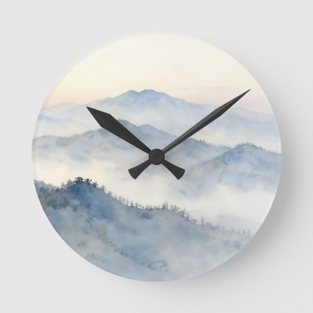 Dimmig akvarell landskapsbild av Misty Mountain Rund Klocka (Framsida)