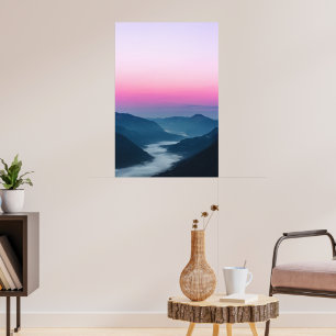 Dimmig flod som flyter genom bergen vid soluppgång poster