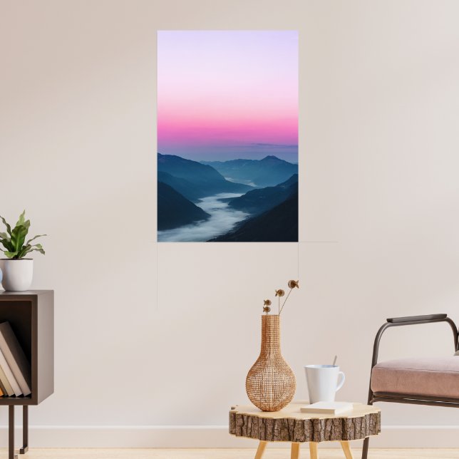 Dimmig flod som flyter genom bergen vid soluppgång poster (Vardagsrum 3)