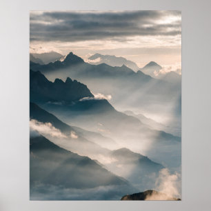 Dimmig gryning i de schweiziska alperna poster