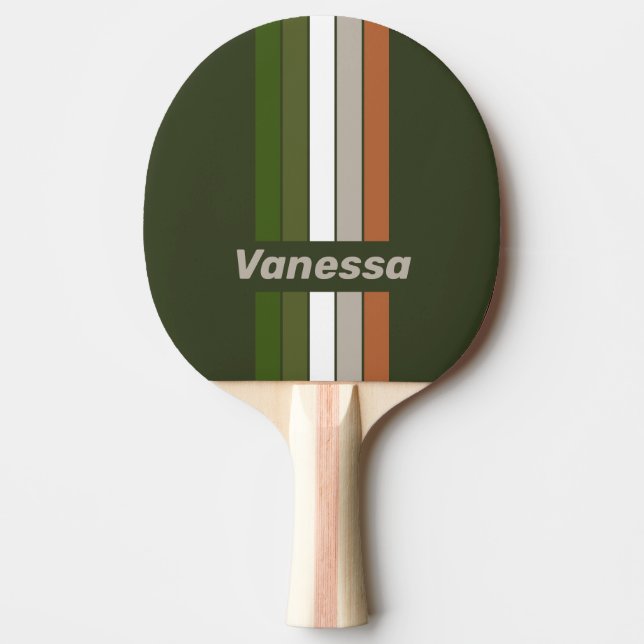Dimmig pinjeströmmad skog med namn pingisracket (Framsidan)