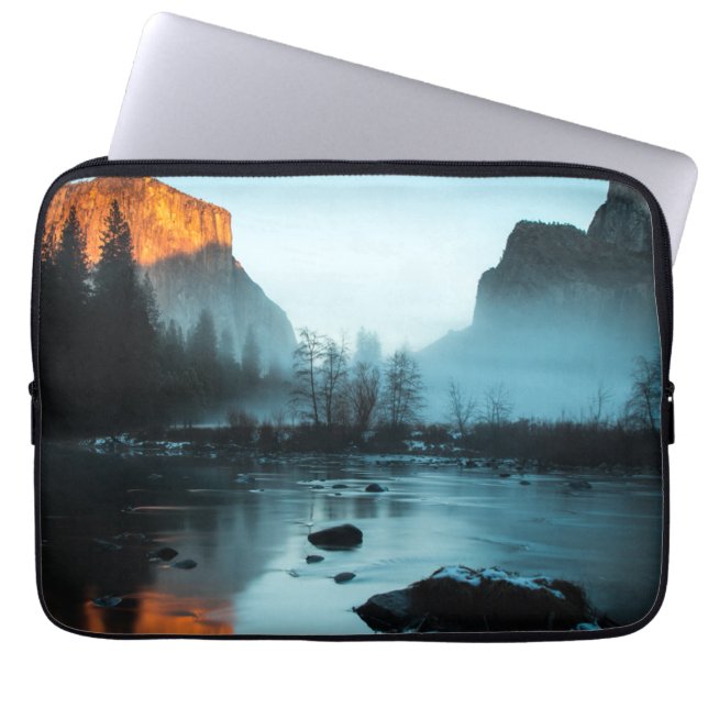 Dimmig solnedgång i Yosemite Laptop Fodral (Framsidan)