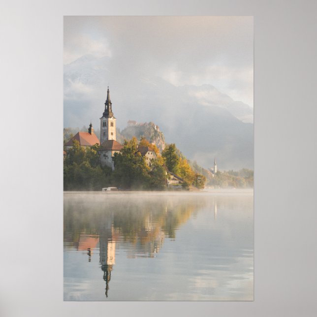 Dimmig soluppgång Lake Bled vertikal affisch (Framsidan)