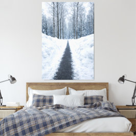 Dimmig vinterskogsväg på canvas