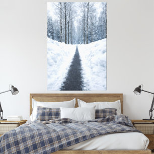Dimmig vinterskogsväg på canvas