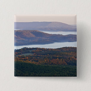 Dimmiga dalar och höstlövverk i Ozark Knapp