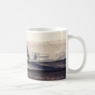 Dimmiga fält landskap kaffemugg