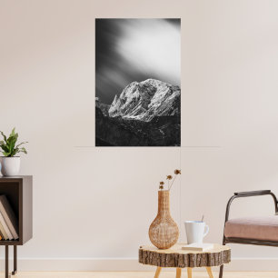 Dimmiga moln över bergen i svart och vitt poster