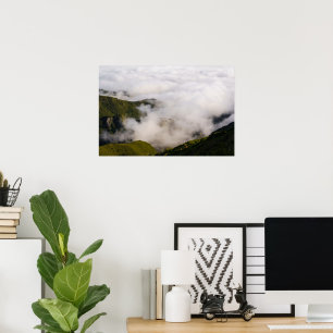Dimmiga moln över bergen på Madeiraön Poster