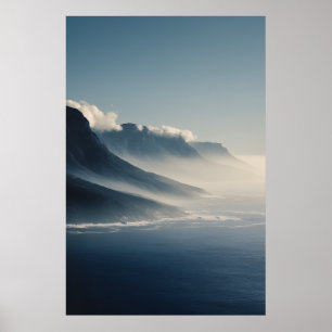 Dimmigt täckta kustberg vid soluppgångens sken poster