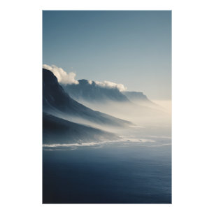 Dimmigt täckta kustnära berg vid soluppgångens glö fototryck