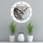 Din Anpassningsbar Cat Photo Cute Pet Owner Wall Rund Klocka<br><div class="desc">Anpassa med din egen kattfotograf på den här anpassningsbarna och anpassa dig med namn vid grund. En vacker personlig gåva till en kattägare för att odödliggöra deras kärlek för deras söta kattunge. Kantad i vitt med svarta siffror.</div>