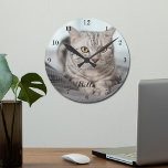 Din Anpassningsbar Cat Photo Personlig Pet Owner Rund Klocka<br><div class="desc">Anpassa med din egen kattfotograf på den här anpassningsbarna och anpassa dig med namn vid grund. En vacker personlig gåva till en kattägare för att odödliggöra deras kärlek.</div>