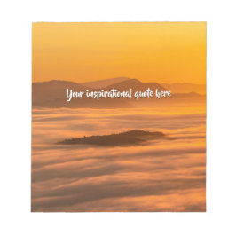 Din anpassningsbar soluppgång över skumbildslandsk anteckningsblock