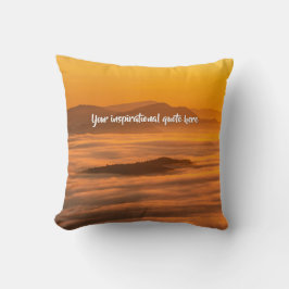 Din anpassningsbar soluppgång över skumbildslandsk kudde