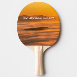 Din anpassningsbar soluppgång över skumbildslandsk pingisracket