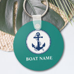 Din Boat Namn-ankare och -rope Nyckelring<br><div class="desc">En nautisk nyckelkedja i personligen med din båt namn, namn eller annan önskad text. Den här unika utformningen har en anpassningsbar som har gjort båtankaremblem med rep i klassiskt marint blått och accentuerat på en vit chic, allt på en vacker tealblått bakgrund. Om det behövs kan du enkelt anpassa färg...</div>
