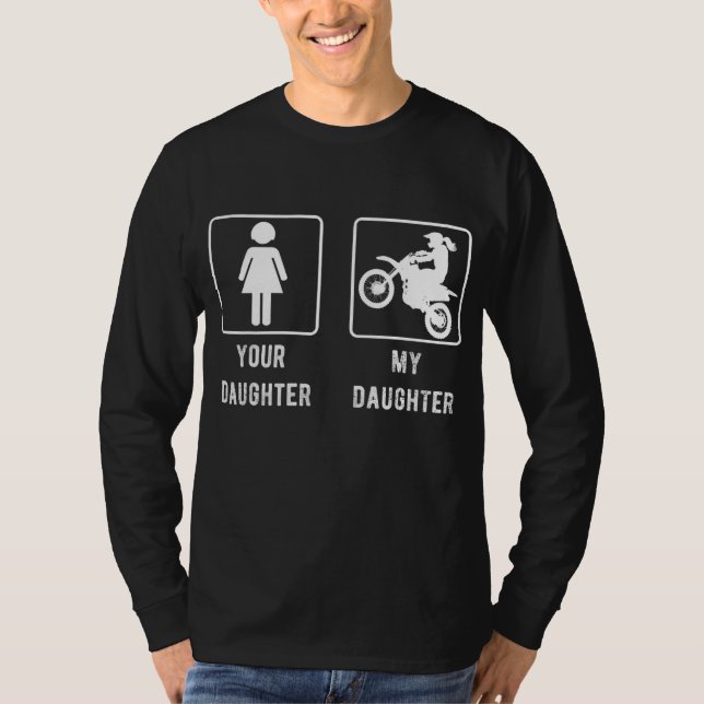 Din dotter Min dotter Mamma eller Pappa Gift Dirt  T Shirt (Framsida)