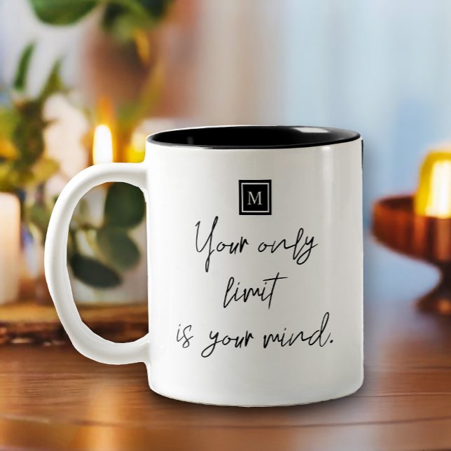 Din enda gräns för ditt sinnescitat Monogram Två-Tonad Mugg (Inspire your day with this your only limit is your mind, typography-inspired design
)