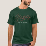 Din familj, Jul Modern Script-familj Namn T Shirt<br><div class="desc">Modern, minimalistisk julklinggrafi med din familj namn för de motsvarande familjefotografierna! Den här söta skjortan är en ren men klassisk snyggt i rött och grönt som gör att familjen får ett gott sken! Sten helgdagarna i vår personlig t-shirt med modernt manus. Släpp glädjen! 🎄 👨 ‍ ‍ 👧 ‍ julleformat...</div>