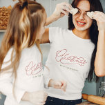 Din familj, Jul Modern Script-familj Namn T Shirt<br><div class="desc">Modern, minimalistisk julklinggrafi med din familj namn för de motsvarande familjefotografierna! Den här söta skjortan är en ren men klassisk snyggt i rött och grönt som gör att familjen får ett gott sken! Sten helgdagarna i vår personlig t-shirt med modernt manus. Släpp glädjen! 🎄 👨 ‍ ‍ 👧 ‍ julleformat...</div>