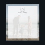 Din familjs fotobakgrund | Monogram för Anpassning Anteckningsblock<br><div class="desc">Ett anpassningsbar-anteckningsblock som innehåller ditt favoritfamiljefoto i bakgrunden tillsammans med ett namn och ett utsökt monogram mot grund.</div>