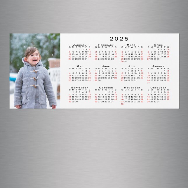 Din foto 2025-kalender för vitmagnet (Your Photo 2025 Calendar on White Magnet in situ)