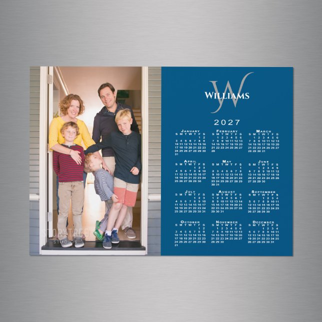Din Foto 2027 Kalendermagnet Monogramnamn Blå (Your Photo 2027 Calendar Monogram Name Blue Magnet in situ)