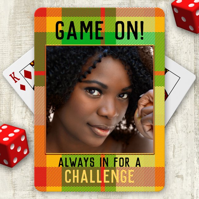 Din fotofärgade, utlagda uppspelningskort - däck casinokort (Deck of playing cards featuring your own photo framed by a colorful plaid design)