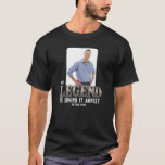 Din fotoförklaring Pension T Shirt<br><div class="desc">Legenden är Ge. Arresteringen finns på den här T-tröjan tillsammans med pensionärens foto. Perfekt för ge som en gåva till någon professionell eller order från tillsatta lagar för att alla ska få bära till party i pension.</div>