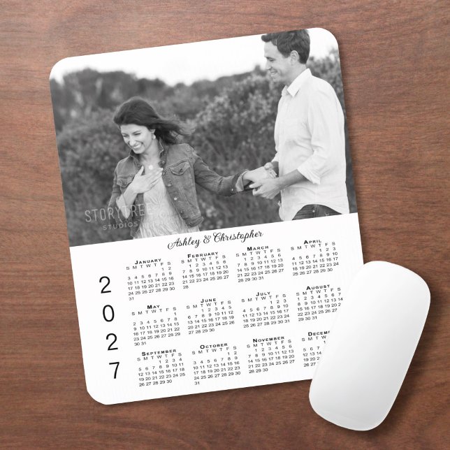 Din fotonamn Personlig 2027 kalender Musmatta (Your Photo Names Personalized 2027 Calendar Mouse Pad in situ)