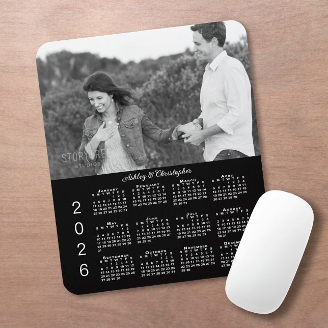 Din fotonamn Personlig svart 2026 kalender Musmatta (Your Photo Names Personalized Black 2026 Calendar Mouse Pad, in situ)