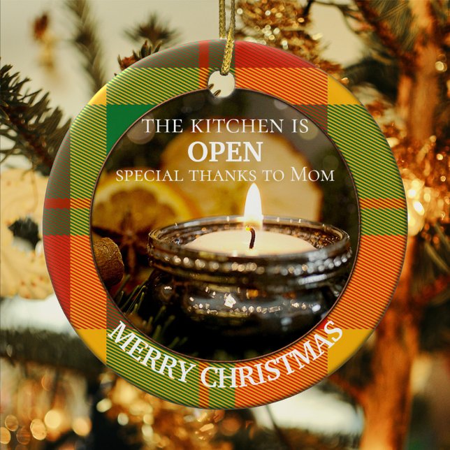 Din fotopatens Personlig Köks jul Julgransprydnad Keramik (A feel-good Christmas ornament featuring your own custom photo framed by a colorful plaid design)