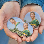 Din fotopatron eller din idrottsrunda i Anpassning Knapp<br><div class="desc">Din knapp för Photo Anpassningsbar Sports är bakåtriktad. Lägg till foto,  namn och nummer. Underbar för att du gillar din favoritlokala idrottsman inom fotboll,  baseboll,  fotboll,  fotboll,  T.E. boll,  lilla ligan med mera. Mamma och Pappa hälsar på din son eller dotter och ditt team med den här personligen.</div>