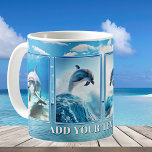 Din fotopatron eller Dolphin Turcos Beach Kaffemugg<br><div class="desc">Mugg med anpassningsbarnas foton på en strandbildsbakgrund. Du kan också lämna delfinerna om du gillar dem!</div>