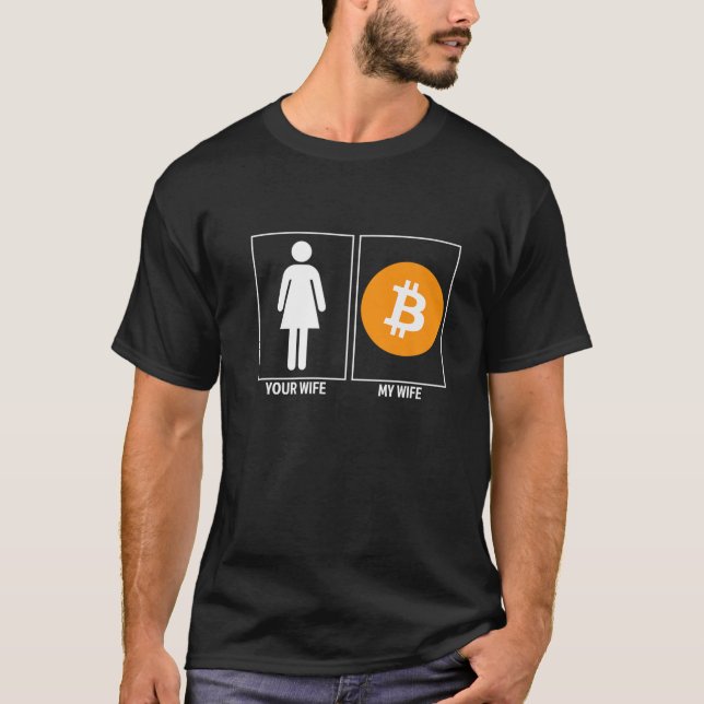 Din fru min fru Crypto Funny Bitcoin Cryptocurre T Shirt (Framsida)