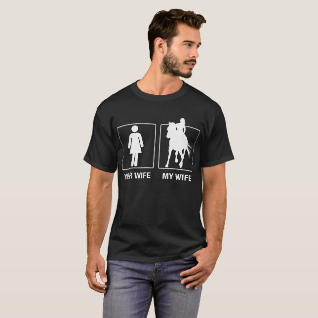 Din fru min fruhäst som rider den stolt skjortan tee shirt (Hel framsida)