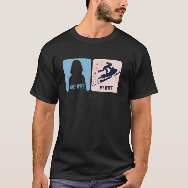 Din fru vs min frus snöskoteräventyr t shirt (Framsida)