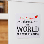 Din lärartypografi i namn magnet<br><div class="desc">Personligen "DIN TEACHER förändrar världen ett barn i taget" tankeväckande typograficitat i rött,  svart och vitt. Tack för din lärargåva! — Observera att bakgrunden till färg kan ändras (efter att du valt alternativet CUSTOMIZE).</div>