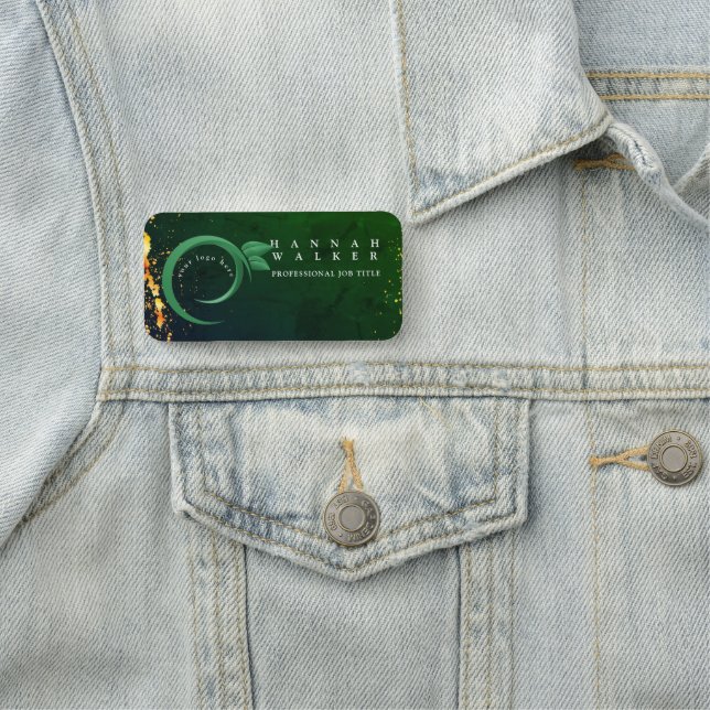 din logotyp här, grönt färg namnbricka (På plats)