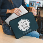 Din Logotyp här i Professionellen Blått. Laptop Fodral<br><div class="desc">Presentera din professionell med vår Professionell "Din Logotyp här", Navy Blue Branded Laptop sleeve - ett elegant och märkbart tillbehör som har utformats för att skydda och representera ditt företag i stil. Den djupa och sofistikerade marinblå färg är en förfinad bakgrund för att ge ditt företag logotyp. Laptop sleeve är...</div>