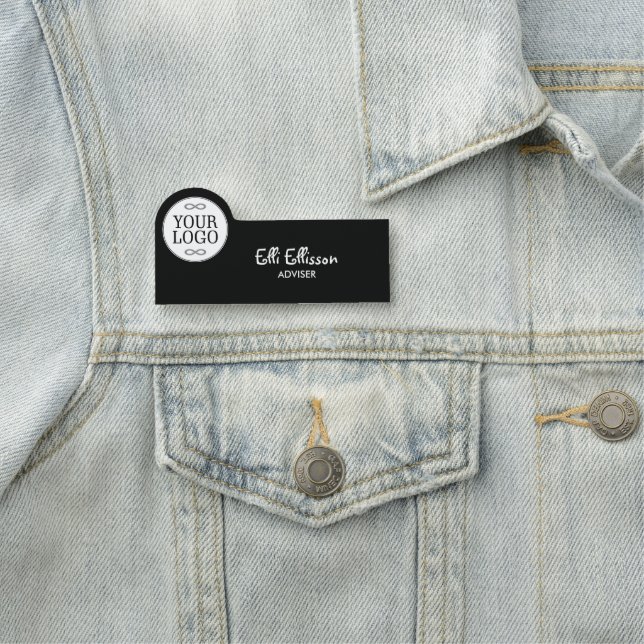 Din logotyp - punkt - vit bakgrund namnbricka (På plats)