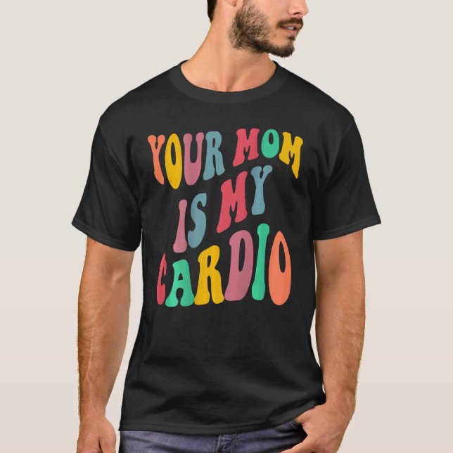 DIN MAMMA ÄR MIN KARDIORELEKTROovy på baksidan av T Shirt (Framsida)